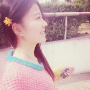 叼着棒棒糖逛街