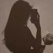 目光比月色孤寂