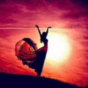 眼神藏在眼镜里