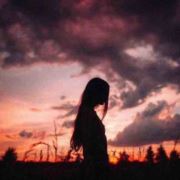 盛在阳光下的女子